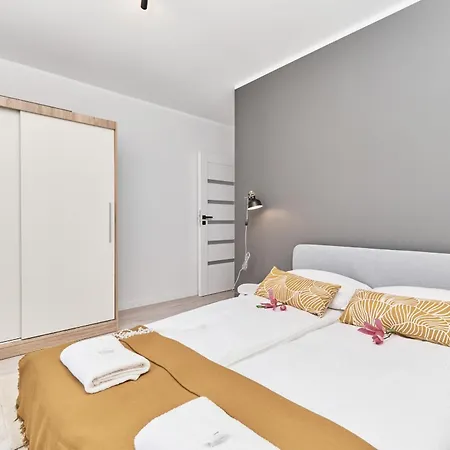Siemianowicka With Balcony & Parking By Renters Apartamento