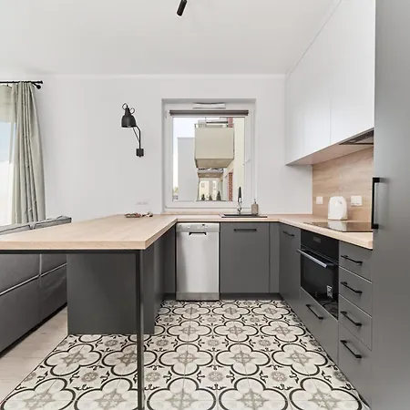 Siemianowicka With Balcony & Parking By Renters *