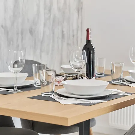 Siemianowicka With Balcony & Parking By Renters 아파트